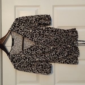 Floral top fitted with tie sz m
